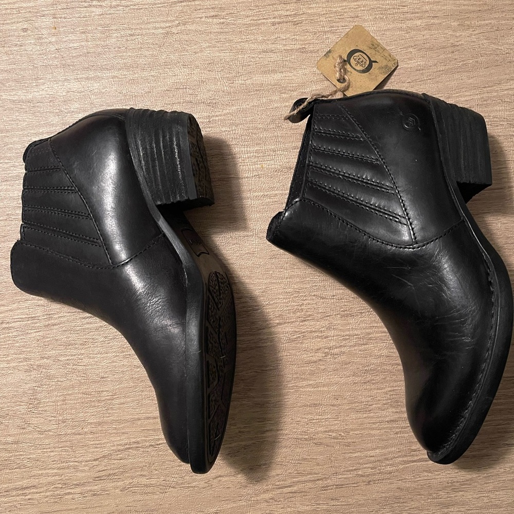 New Born women’s Beebe Booties size 7